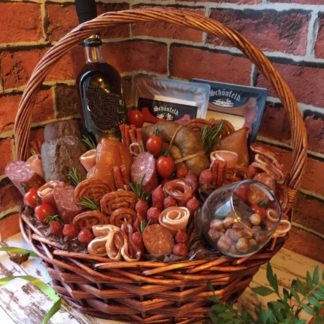 Съедобный букет 250. Корзина с сыром и орехами и колбасами